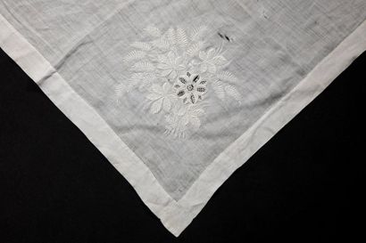 null Large handkerchief in linen threads of hand with a rare plumetis decoration...