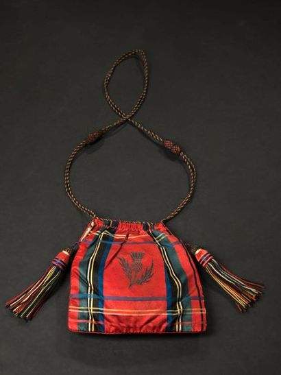 null Petit sac en satin écossais brodé sur chaque face d'un chardon, symbole de l'Ecosse,...