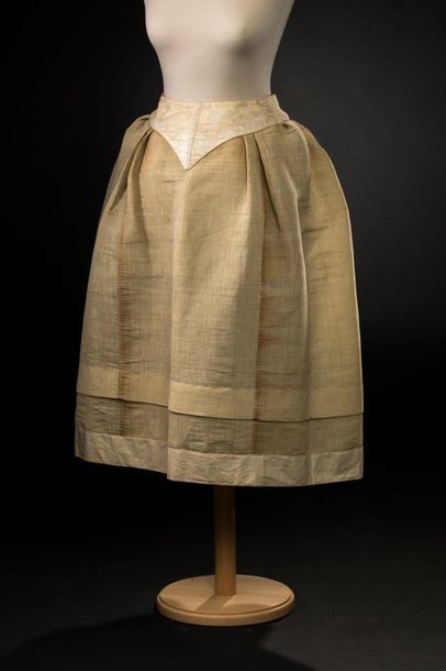 null Rare horsehair petticoat belted with a glazed chintz forming a point on the...