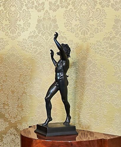 D'après l'Antique 
Faune dansant
Epreuve en bronze à patine brune.
H. 32,5 cm