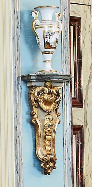 PARIS 
Paire de vases en porcelaine, de forme balustre sur piédouche et socle à l'imitation...