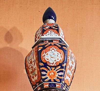 JAPON Two covered porcelain vases with imari decoration.
H. 40cm Restored
lids