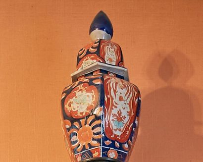 JAPON Deux vases couverts en porcelaine à décor imari.
H. 40cm
Couvercles restau...