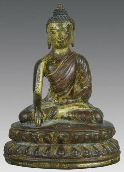 null Bouddha assis en lotus «padmasana» sur un socle lotiforme, avec la représentation...