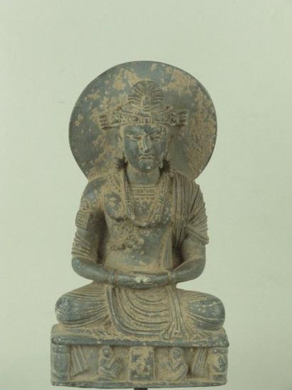 Bodhisattva auréolé, assis sur un trône figurant...