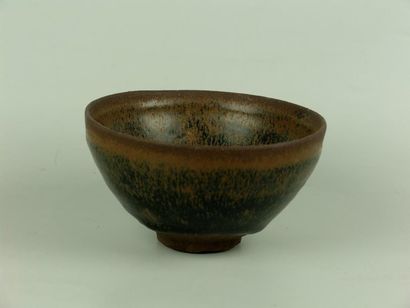 null «Temoku» Bol en grès porcelaineux à glaçure brune. H: 7 cm D: 12 cm SONG (960...