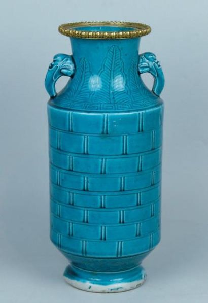 null Vase à deux anses en forme de tête zoomorphe. En porcelaine émaillé turquoise....