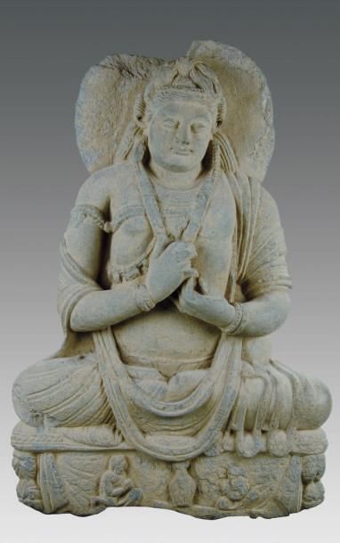 Bodhisattva auréolé, assis en «padmasana»...