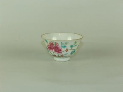 null Coupe en porcelaine «Famille rose» à décor de pivoine et magnolia, pêche à l'intérieur....