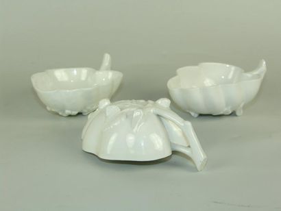 null Trois coupes en porcelaine "Blanc de Chine" en forme de feuille, la tige formant...