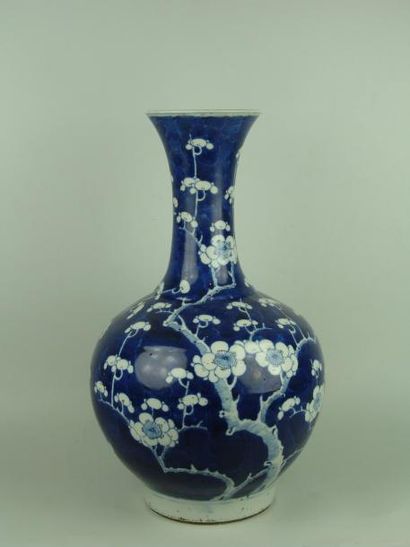 null Vase en porcelaine bleu blanc à décor de branches fleuries. Marque. (Percé à...