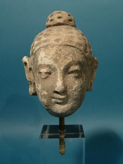 Tête de Bouddha. En stuc. Hadda. H: 7 cm