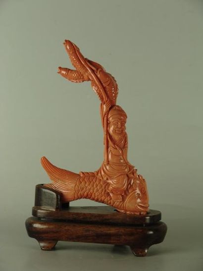 null Corail sculpté représentant un pêcheur assis sur un poisson. H: 13.4 cm (XXe...