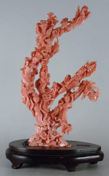 null Corail sculpté en forme de branche figurant des Guanyin. H: 23.5 cm (XXe si...