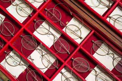 AUBRY à Paris 
Coffret de lunette contenant 24 échantillons sur deux plateaux de...