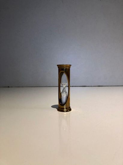 null Set consisting of a small pocket compass in varnished brass. France XXth century...