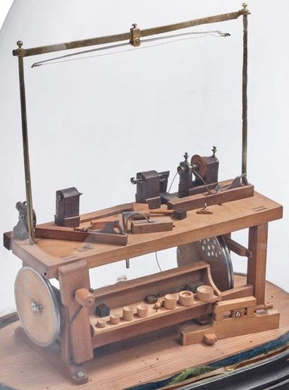 null Atelier de menuiserie miniature en bois, laiton et fer comprenant un tour, outillages...