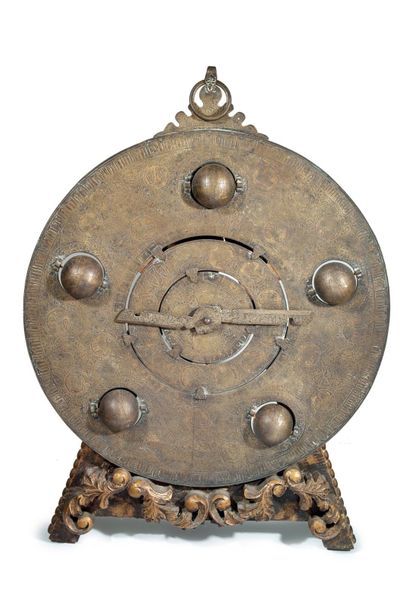 null Enseigne formant astrolable en bronze à décors de 5 sphères, sur un piétement...