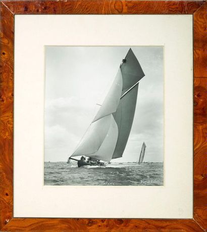 BEKEN 
Le yacht Calluna
Photographie ancienne légendée et signée
29 x 25 cm