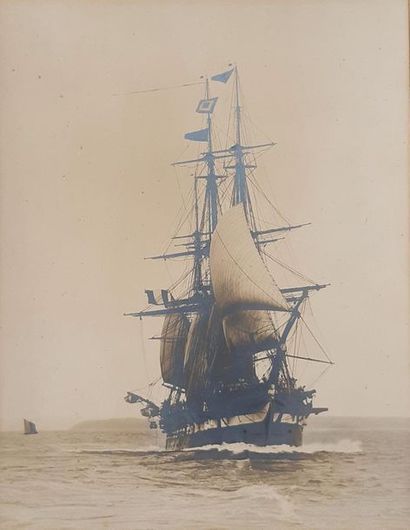 null Anonyme
Trois mâts barque vu par l’avant, battant, pavillon français
Photographie,...