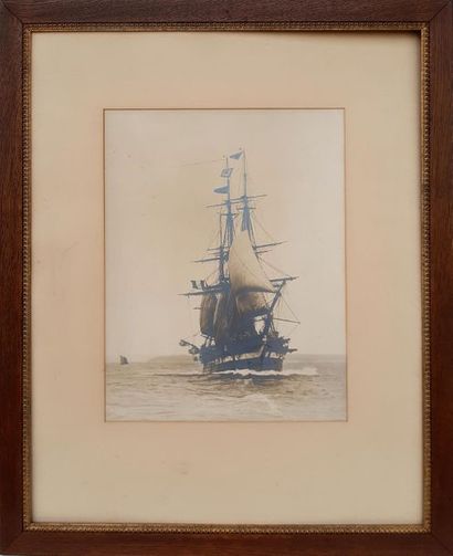 null Anonyme
Trois mâts barque vu par l’avant, battant, pavillon français
Photographie,...