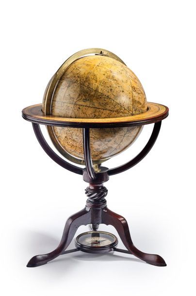 null Globe céleste présentation sur un pied en acajou mouluré portant la table équatoriale....