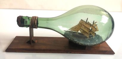 null Lot comprenant: un bateau en bouteille et un marin en terre cuite peinte