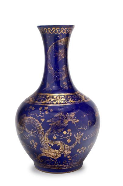 CHINE - XXe siècle 
Vase balustre en porcelaine émaillée bleu, à décor en émail or...