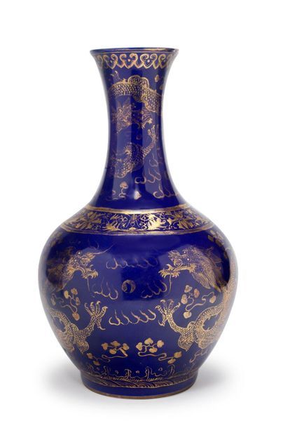 CHINE - XXe siècle 
Vase balustre en porcelaine émaillée bleu, à décor en émail or...