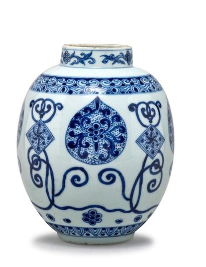 CHINE - XXe siècle 
Petit vase globulaire en porcelaine décorée en bleu sous couverte...