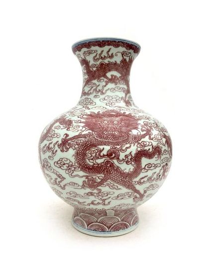 CHINE - Moderne 
Petit vase balustre à col légèrement évasé, à décor en rouge de...