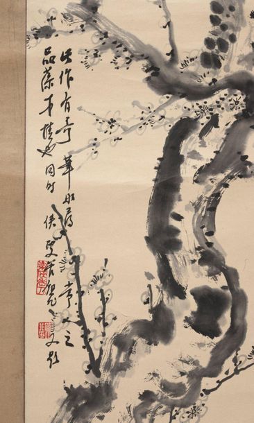 CHINE - Moderne 
Encre sur papier, représentant un prunier en fleurs.
Signature et...