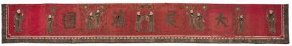 CHINE - Vers 1900 
Ensemble de deux panneaux en soie rouge brodés aux fils d'argent...