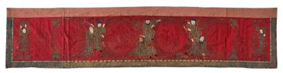 CHINE - Vers 1900 
Ensemble de deux panneaux en soie rouge brodés aux fils d'argent...