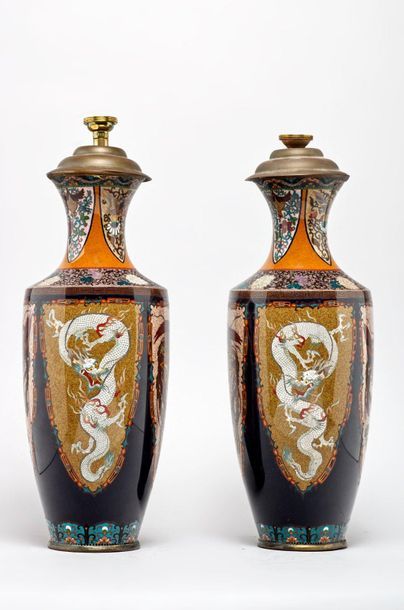 JAPON - XXe siècle 
Paire de vases en cuivre et émaux cloisonné à décor de dragons...