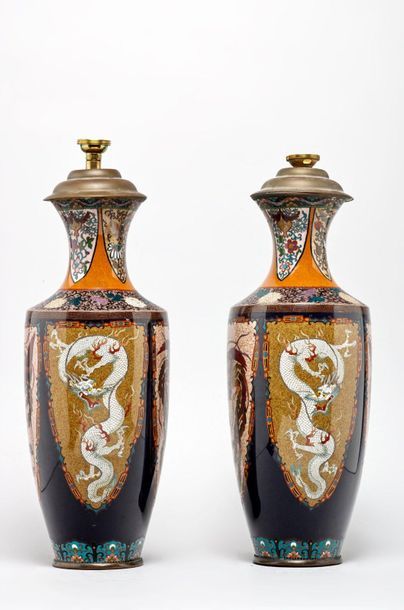 JAPON - XXe siècle 
Paire de vases en cuivre et émaux cloisonné à décor de dragons...