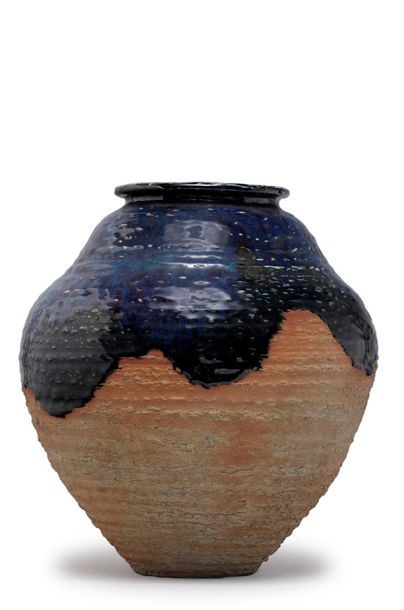 JAPON - XXe siècle 
Stoneware jar partially enamelled blue with relief decoration...