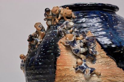 JAPON - XXe siècle 
Stoneware jar partially enamelled blue with relief decoration...