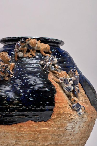 JAPON - XXe siècle 
Stoneware jar partially enamelled blue with relief decoration...