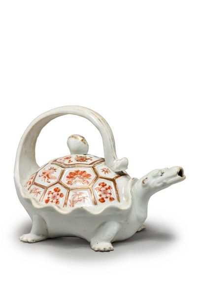 JAPON, fours de KUTANI 
Turtle-shaped pourer in red iron and gold enamelled porcelain...