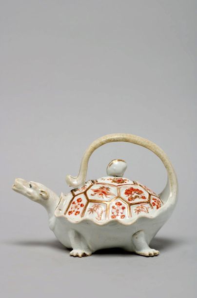 JAPON, fours de KUTANI 
Turtle-shaped pourer in red iron and gold enamelled porcelain...
