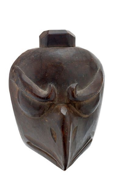 JAPON - Epoque EDO (1603 - 1868) 
Masque de tengu en bois naturel, les sourcils froncés,...