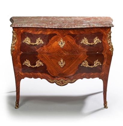 null Curved chest of drawers in veneer wood decorated with four-lobed cartouches...