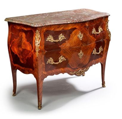 null Curved chest of drawers in veneer wood decorated with four-lobed cartouches...
