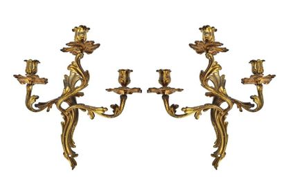null Pair of chased and gilt bronze wall lights with 3 light arms
Louis XV period
H....