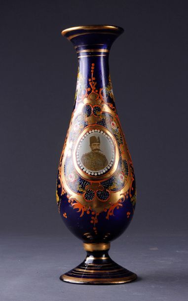 null Vase en verre à fond bleu orné d'un portrait du sultan Abdul Hamid II dans un...