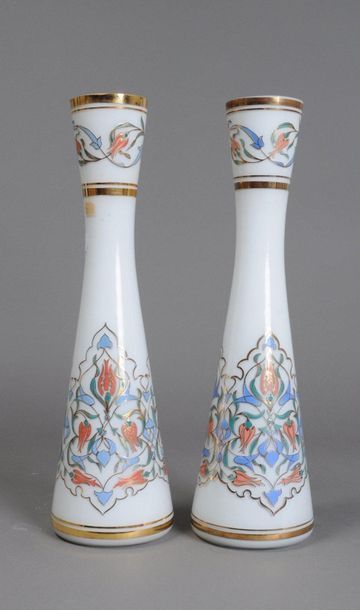 null Paire de vases en opaline blanche à décor oriental, Turquie?
H. 49 cm