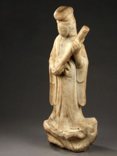 null Statue en marbre représentant un personnage féminin
Asie, XIXème siècle
H. 74...