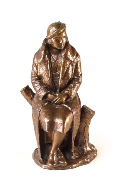 null Sujet en bronze patine représentant 1 femme assise monogrammé AAE ? daté 1933
H....