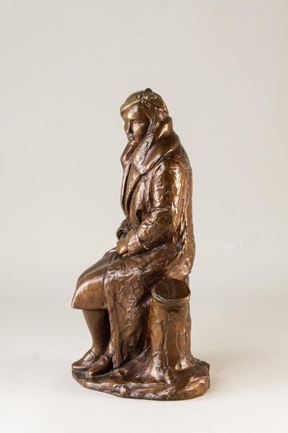 null Sujet en bronze patine représentant 1 femme assise monogrammé AAE ? daté 1933
H....